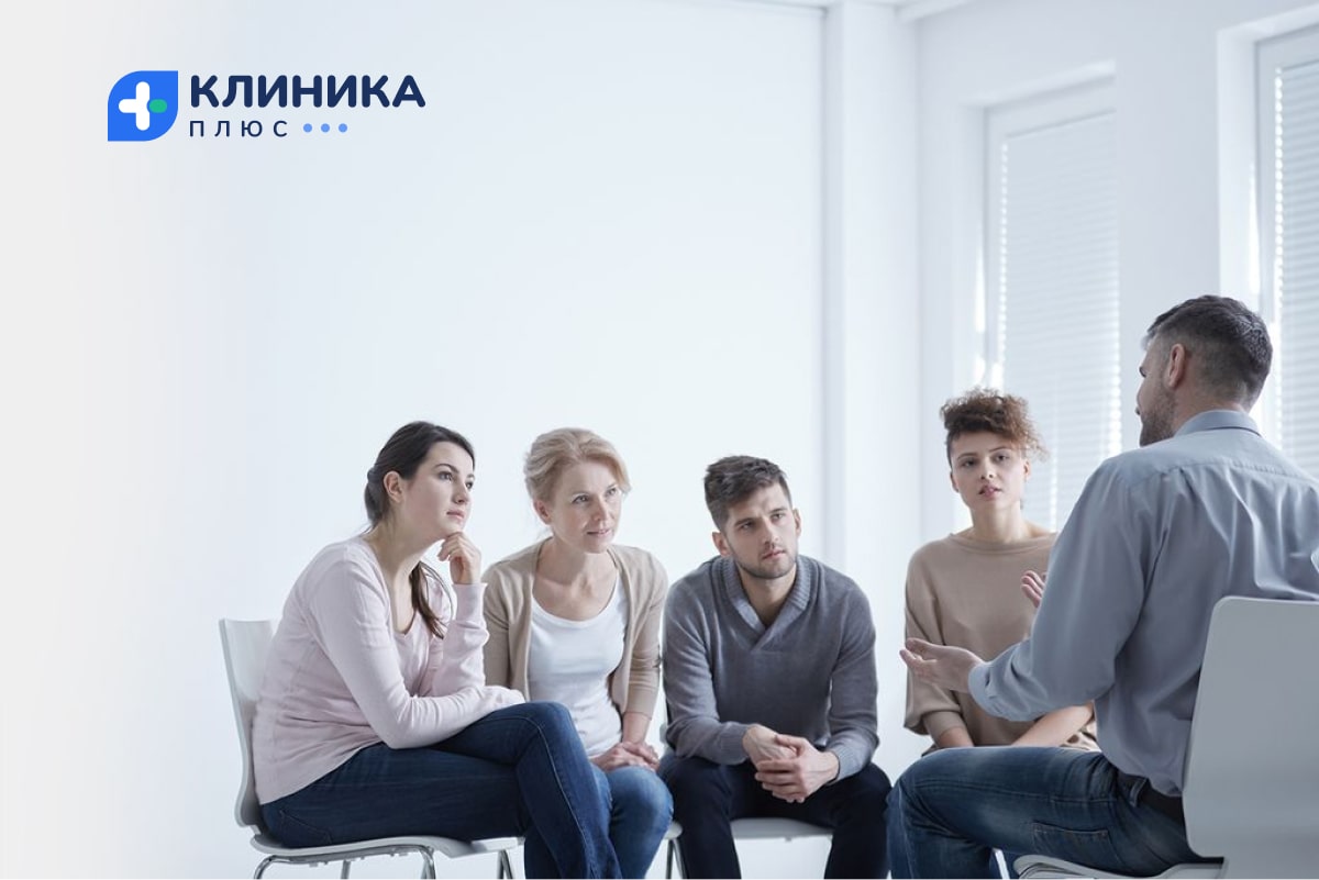 Люди сидят в кругу
